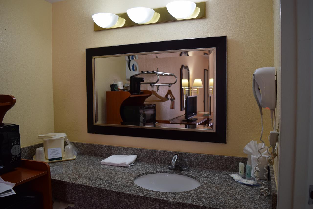 Quality Inn & Suites Conference Center New Port Richey Bilik gambar